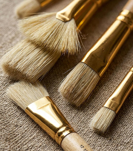 Isomars Flat Hog Hair Paint Brush Set of 8 with Fan Brush – Professional Long Handle Artist Brushes for Oil, Acrylic & Canvas Painting | Natural Bristles for Smooth, Even Strokes - Isomars