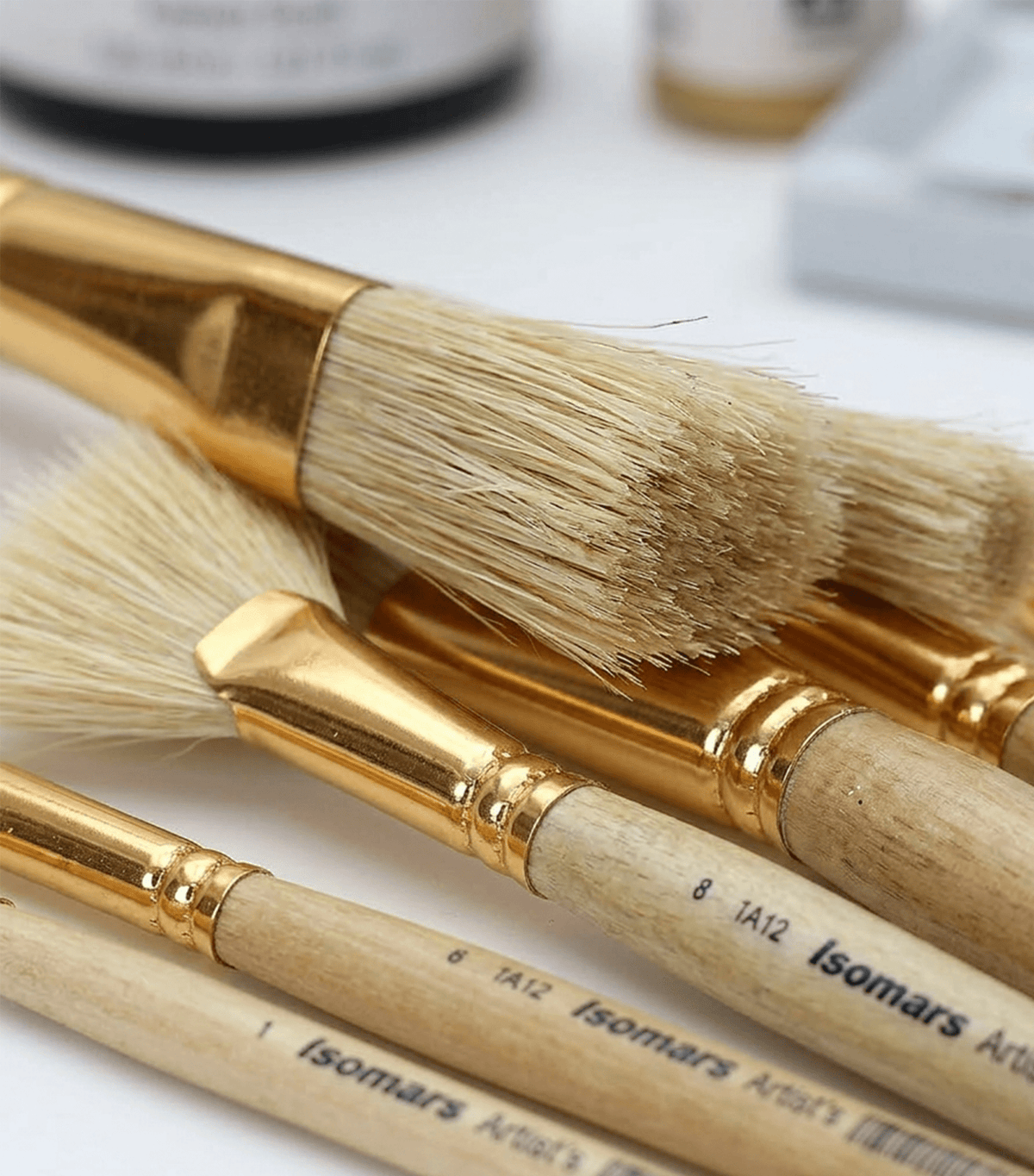 Isomars Flat Hog Hair Paint Brush Set of 8 with Fan Brush – Professional Long Handle Artist Brushes for Oil, Acrylic & Canvas Painting | Natural Bristles for Smooth, Even Strokes - Isomars